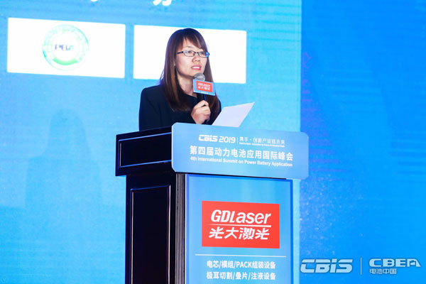 中国汽车技术研究中心有限公司动力电池首席专家王芳主持会议