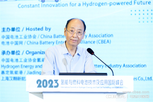 中国电池工业协会理事长刘宝生发表致辞